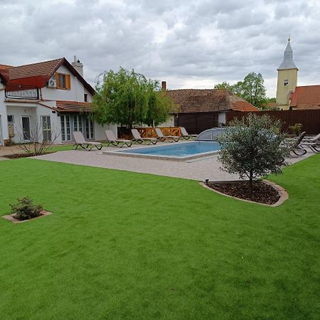 Klara-Haza Vendeghaz Hotel Tiszadorogma Екстериор снимка